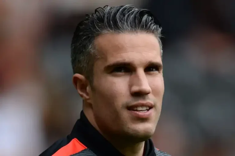 “Van Persie Foresees Tough Transition for New Liverpool Manager Post-Klopp Era”