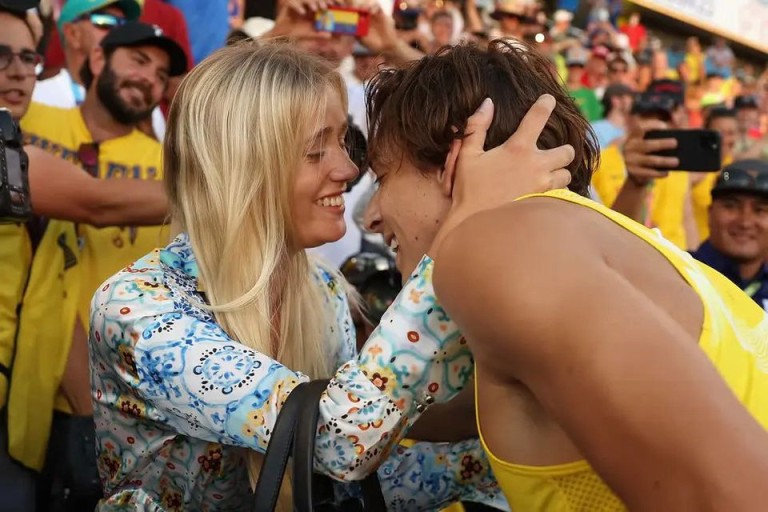 MONDO DUPLANTIS AND DESIRÉ INGLANDER GET ENGAGED IN A ROMANTIC BEACH PROPOSAL